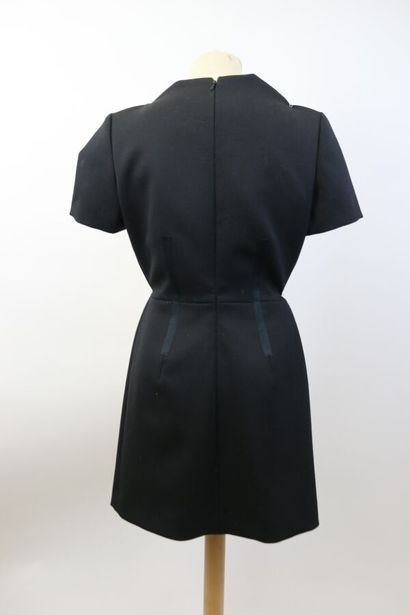 null CARVEN 

Dress in black woollen twill, small sleeves, waist seam curved, stitched...