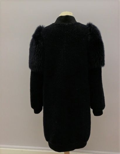 null ANNE VEST

Three-quarter coat in navy blue sheepskin and synthetic fur with...