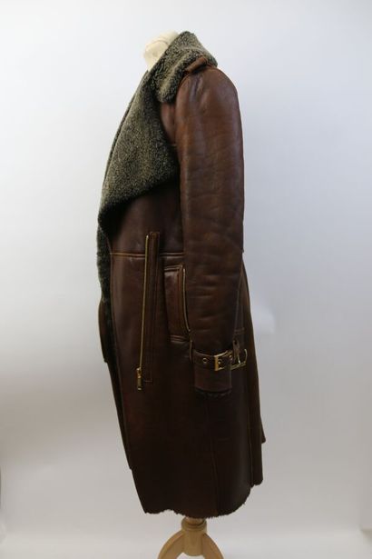 null BARBARA Bui

Manteau en peau lainée marron, se fermant par un zip et une ceinture...