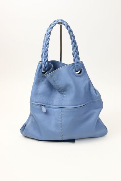 null BOTTEGA VENETA

Shoulder bag in light blue tinted leather, braided shoulder...