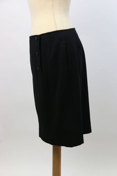 null CHANEL Boutique 

Black wool straight skirt, fastened with three branded buttons

Size...