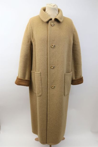 null BURBERRYS'

Long reversible coat in beige and camel wool and alpaga.

Size 44

(Very...