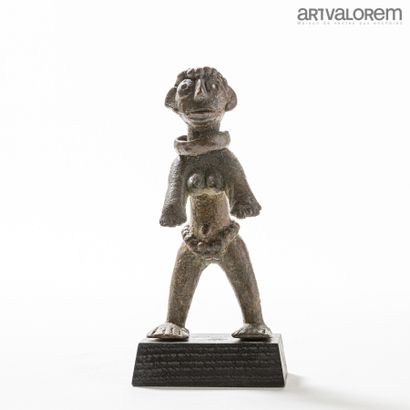TIV (Nigeria)

Female statue in bronze, wearing...