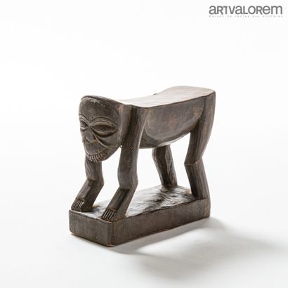 null Appui-nuque JAKA (RDC) en bois figurant un singe. Vers 1950.

H. 16 cm