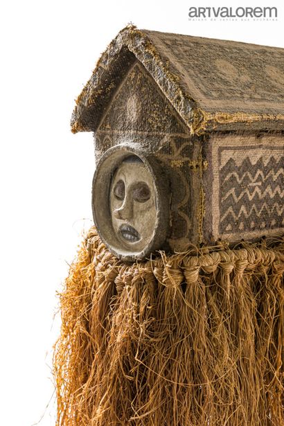 null Masque cimier YAKA (RDC) représentant une maison en bois peint à pignons à visages...