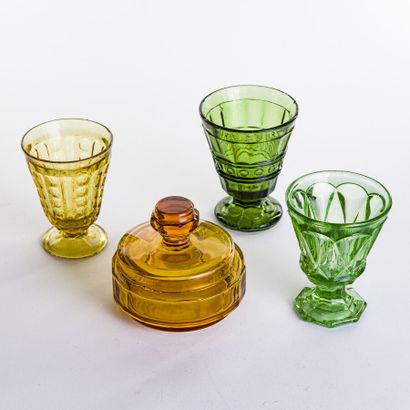 null Trois verres à violettes, en verre moulé teintés vert et ambre, à décor de pointes,...