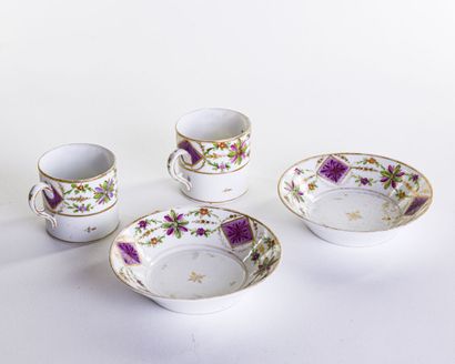 null Deux tasses et sous tasses en porcelaine à décor de frises floral, palmettes...