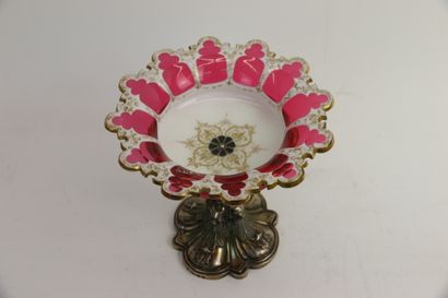 null Coupe en verre overlay à bords dentelés, blanc et rose à décor de rinceaux or,...