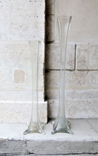 null Deux grands vases soliflores en verre. 

Hauteur : 73 et 92 cm