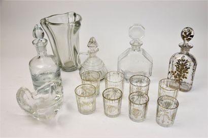 null Lot de verrerie comprenant : trois carafes, un vase et un cendrier en verre...