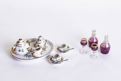 Dinette comprenant un service à thé en porcelaine...