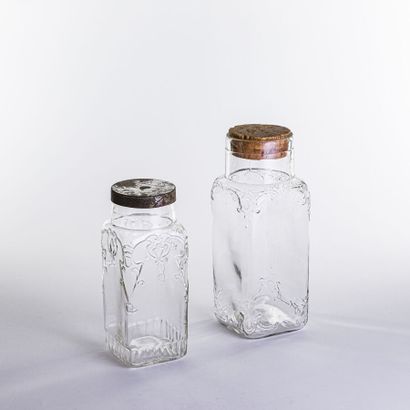 null Deux bocaux en verre moulé à décor d'encadrement stylisés

Travail début XXe...