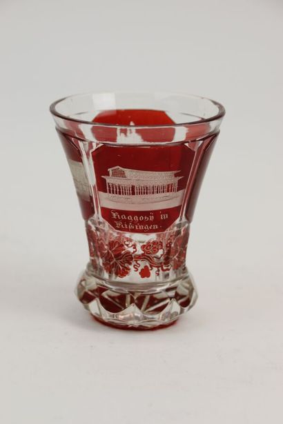 null Ensemble en verre overlay rouge, comprenant : 

- Un gobelet sur piedouche à...