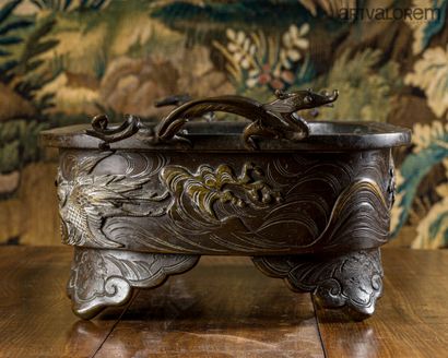 null CHINE, fin XIXe siècle. 

Encensoir en bronze patiné et doré, à décor de grues...