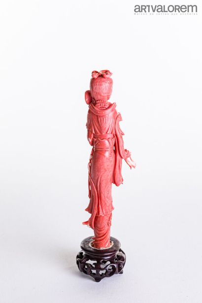 null CHINE, XXe siècle

Statuette de femme tenant une palme. Corail. 

Hauteur: 15...