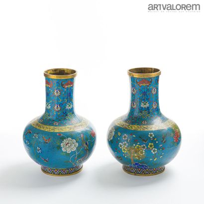 CHINE, circa 1900. 

Deux vases de type 