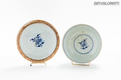 null CHINE, XVIIe siècle

Pot couvert en porcelaine émaillée blanc bleu à décor de...