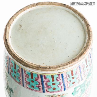 null CHINE CANTON, début XXe siècle

Deux vases de forme balustre en porcelaine à...