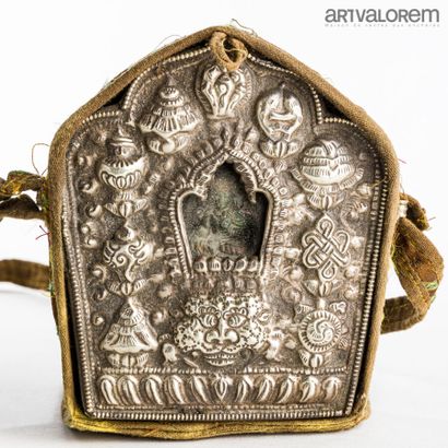 null TIBET, XXe siècle

Reliquaire portatif (Gau) dans son sac de transport en soie....