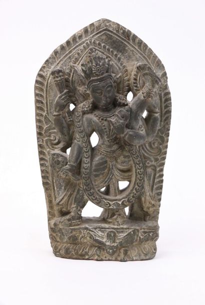 null NEPAL, début XXe siècle. 

Stèle sculptée en haut relief d'un Vishnu en mouvement....