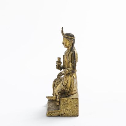 null CHINE, XVIIème siècle. 

Statuette figurant Kwan Yin assis en rajalilasana sur...