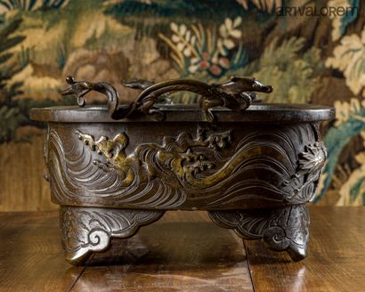 null CHINE, fin XIXe siècle. 

Encensoir en bronze patiné et doré, à décor de grues...