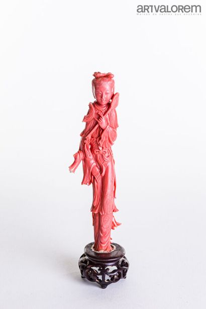 CHINE, XXe siècle

Statuette de femme tenant...