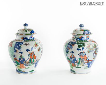 null CHINE, XIXe siècle

Paire de potiches balustres couvertes en porcelaine à décor...