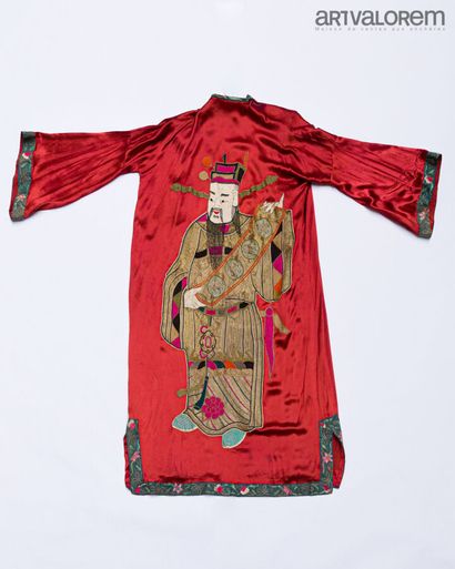 null CHINE, circa 1900

Manteau orné au dos d'un personnage tenant une écharpe où...
