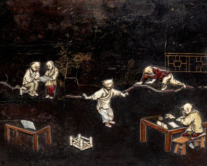 null CHINE, XIXe siècle

Panneaux à décor d'enfants étudiant, jouant, lisant, chatouillant...