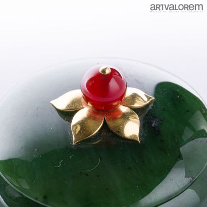null Covered pot in jade of circular form on heel, the fretel in the shape of pomegranate...