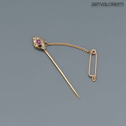 null Tie pin in yellow gold 750°/°° the head in the shape of a diamond paved with...