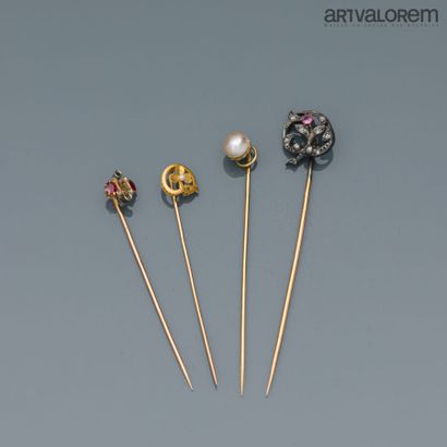null Four tie pins in yellow gold 750°/°° with cloverleaf decoration and decorated...