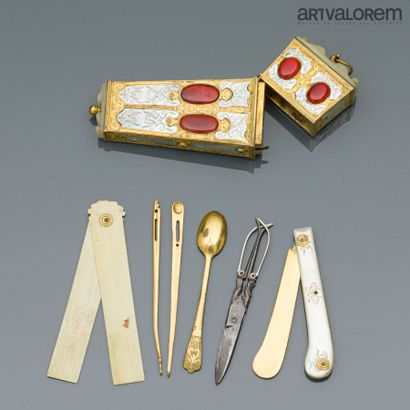 null Travel kit in pompon and mother-of-pearl with engraved decoration of scrolls...