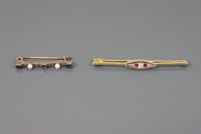 null Two tie pins in yellow and white gold 750°/°°, one with pearls and blue stones...