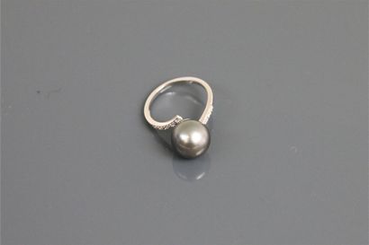 null Ring in 9 K white gold with a Tahitian cultured pearl, the ring paved with diamond...