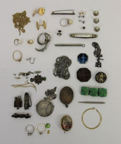 null Lot de bijoux et débris fantaisie et argent : chaines, bagues, boucles d'oreilles,...