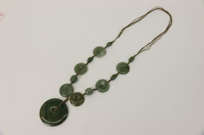 null Collier en lacet de coton orné de disques en jade. Longueur : 75 cm