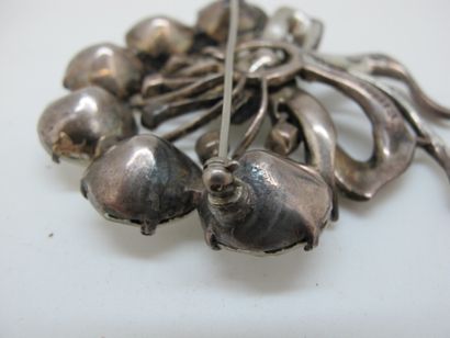 null EISENBERG

Broche en métal argenté en forme de Fleur stylisée ornée de strass...