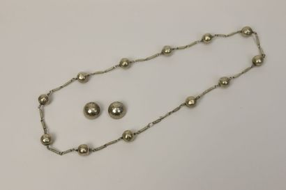 null Collier en argent 925°/°° composé de perles martelées, fermoir crochet et paire...