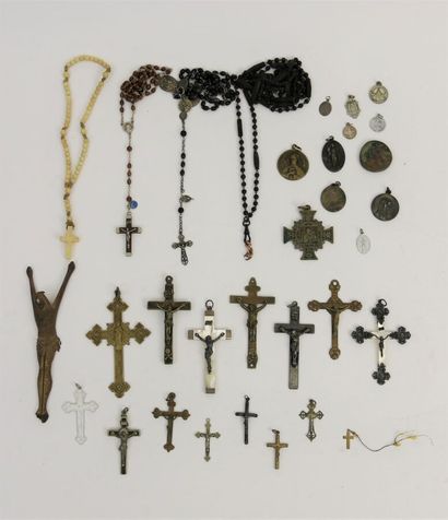 null Lot d'environ 30 bijoux religieux et souvenirs de pèlerinage, en métaux divers...