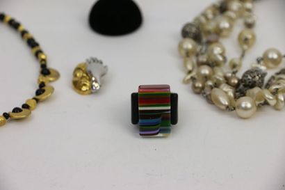null Collier à six rangs de perles fantaisie 

Collier composé de perles de verre...