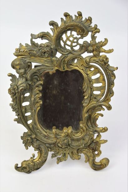 null Miroir en bronze ciselé, ajouré et doré à décor d'agrafe feuillagée, cartouche...