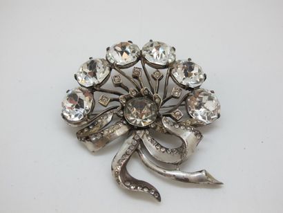 null EISENBERG

Broche en métal argenté en forme de Fleur stylisée ornée de strass...