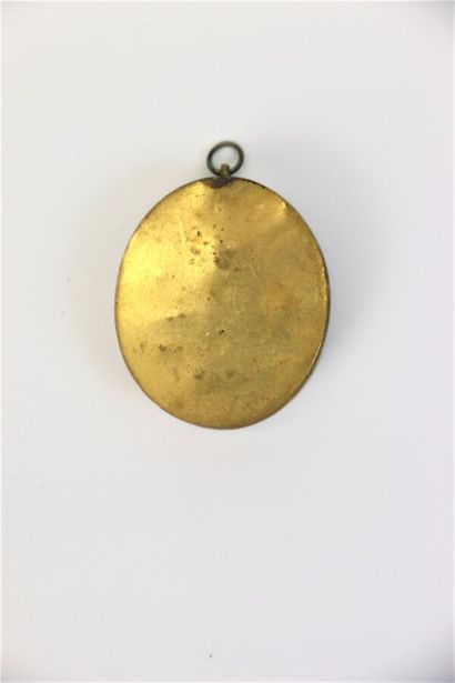 null Médaillon en métal doré formant reliquaire

5 x 4,2 cm