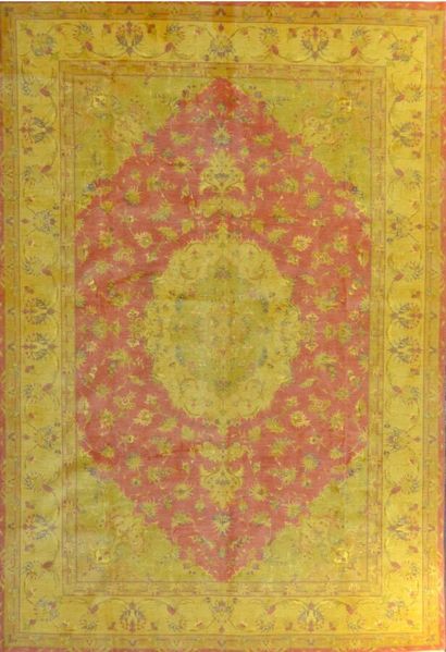 null Grand et fin Tabriz (Iran) vers 1980

Velours en laine d'agneau, soyeuse de...