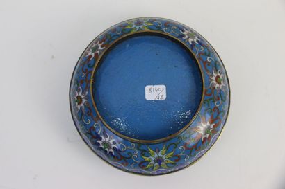 null CHINE, XIXe siècle

Boîte de forme lenticulaire en cuivre émaillé polychrome...