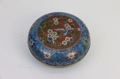 null CHINE, XIXe siècle

Boîte de forme lenticulaire en cuivre émaillé polychrome...