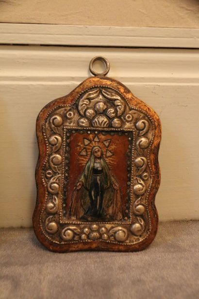null Icône en bois peint et sculpté figurant une Vierge Marie, dans un cadre en argent...
