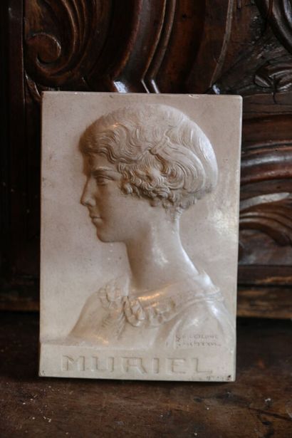 null Bas-relief en plâtre sculpté d'un profil de jeune fille, marqué "Muriel", signé...